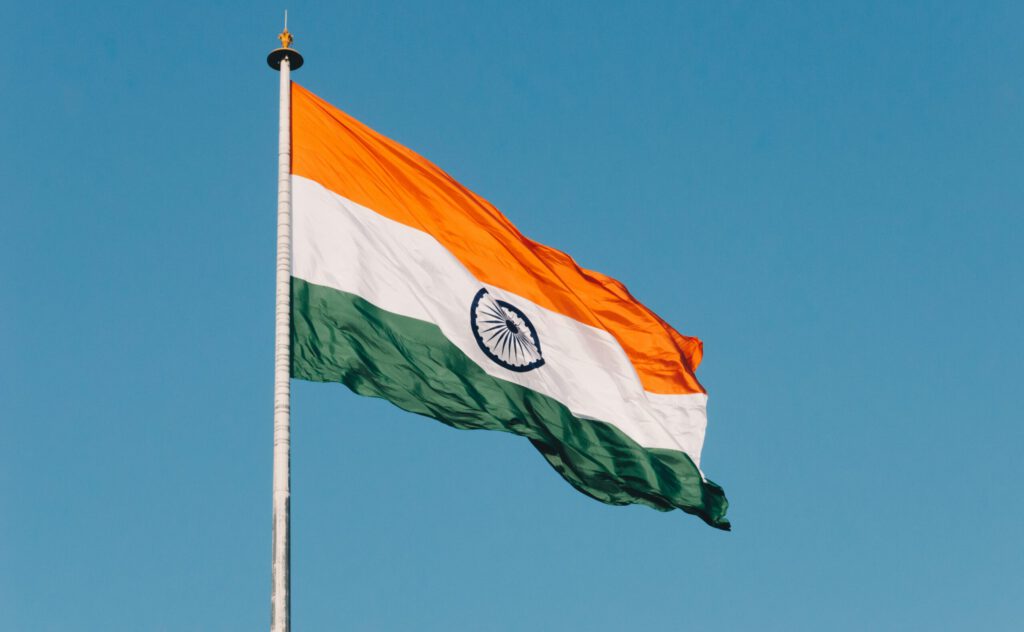 Eine Flagge Indiens im Wind