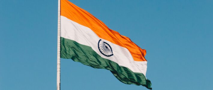 Eine Flagge Indiens im Wind
