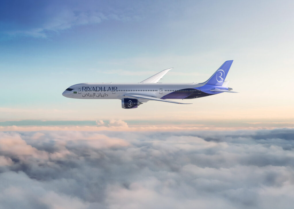 Ein Flugzeug der Riyadh Air in der Luft