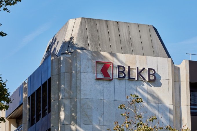 Logo der Basellandschaftlichen Kantonalbank am Hauptsitz in Liestal