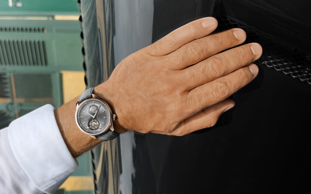 Eine Hand mit einer BA11OD-Uhr