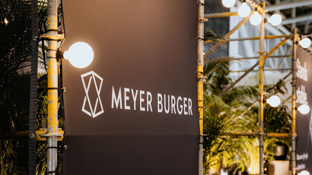 Logo von Meyer Burger an einem Messestand
