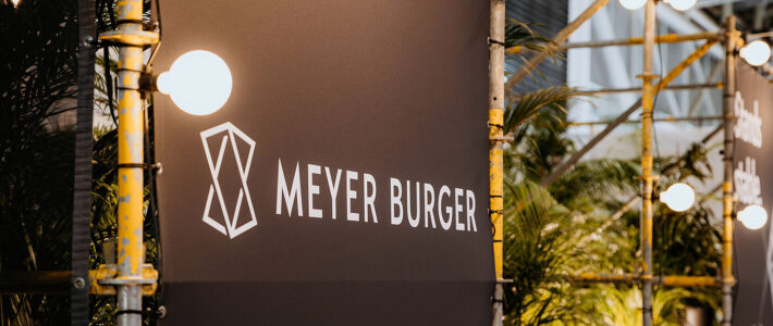 Logo von Meyer Burger an einem Messestand