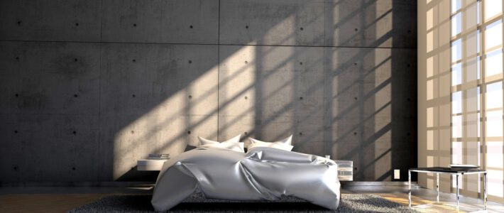 Ein grosses Schlafzimmer mit einem Bett und grosser Fensterfront