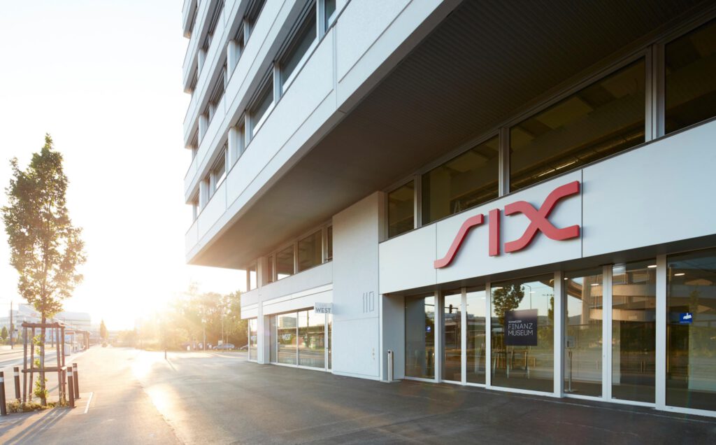 Ein Gebäude der SIX mit Firmenlogo