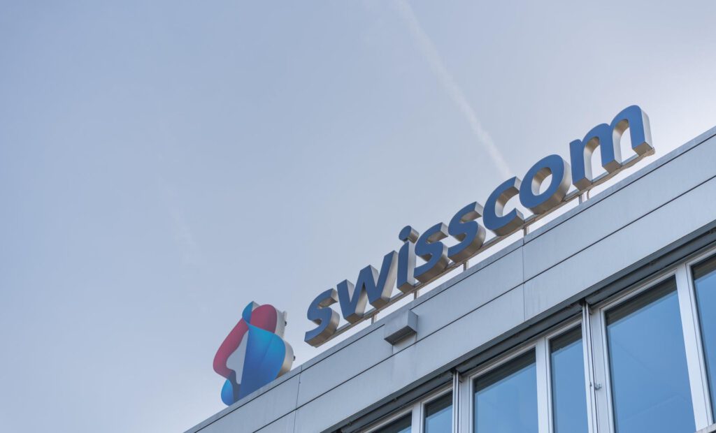 Logo von Swisscom auf einem Gebäude