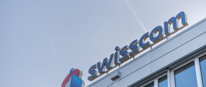 Logo von Swisscom auf einem Gebäude