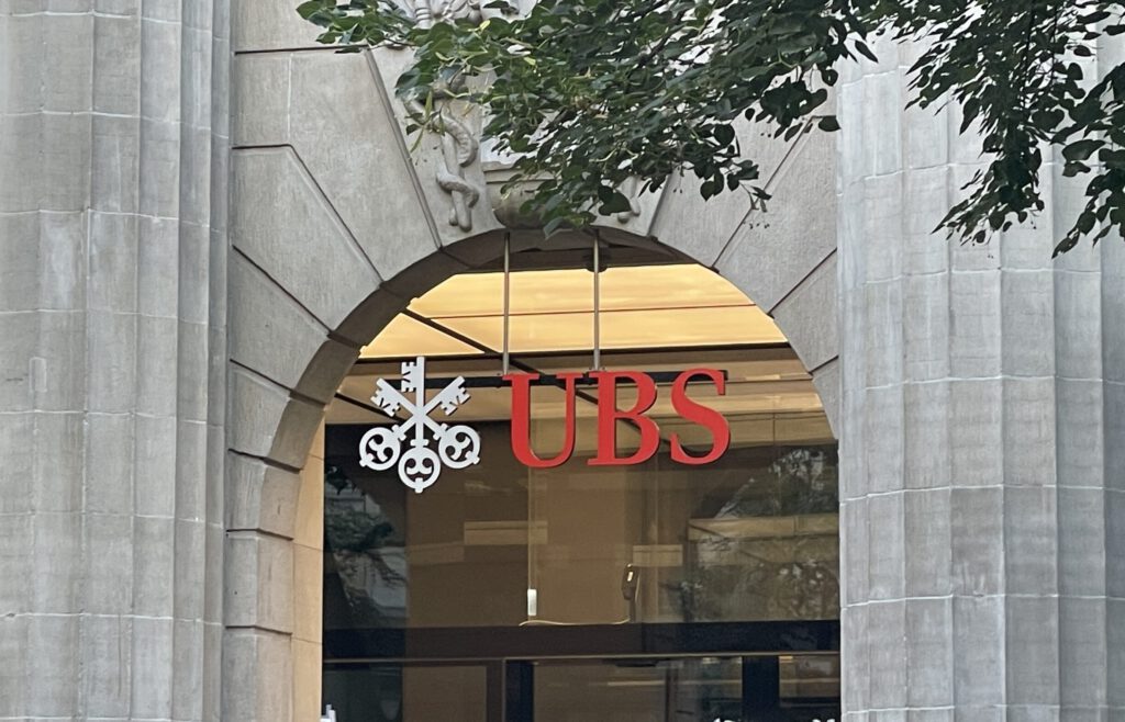 Logo der Grossbank UBS an der Zürcher Bahnhofstrasse
