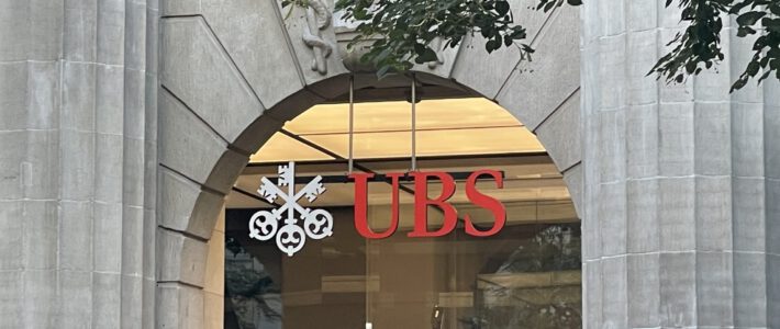 Logo der Grossbank UBS an der Zürcher Bahnhofstrasse