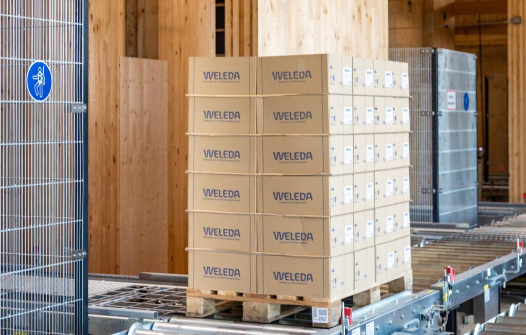 Kartons mit Aufschrift Weleda in einem Lager