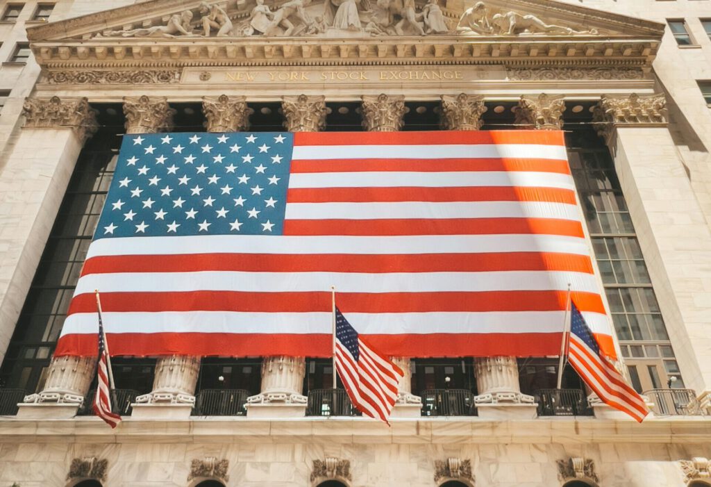 Die New York Stock Exchange an der Wall Street mit US-Flaggen