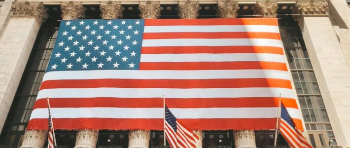 Die New York Stock Exchange an der Wall Street mit US-Flaggen