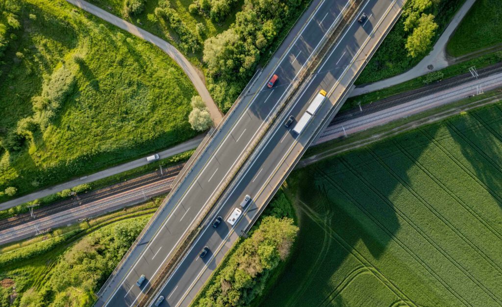 Ein Autobahnkreuz mit Fahrzeugen