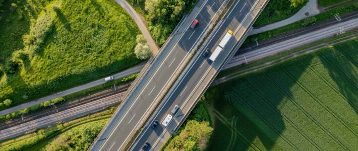Ein Autobahnkreuz mit Fahrzeugen