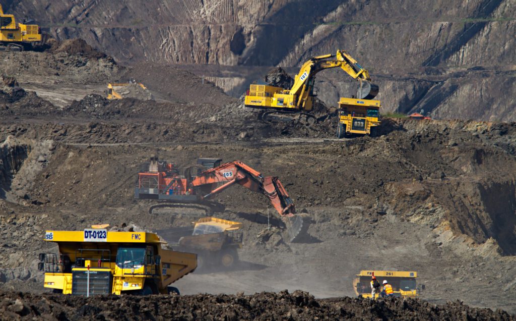 Bagger und Fahrzeuge in einer Mine