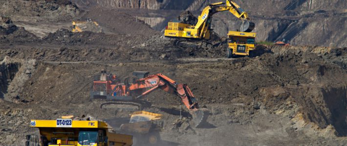 Bagger und Fahrzeuge in einer Mine