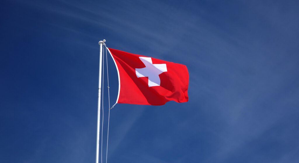 Eine Schweizerflagge im Wind