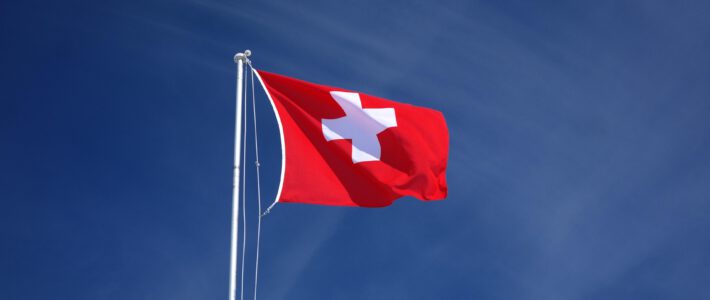 Eine Schweizerflagge im Wind