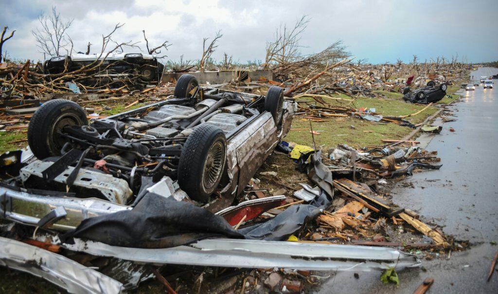 Schäden an Häusern und einem Auto nach einem Sturm