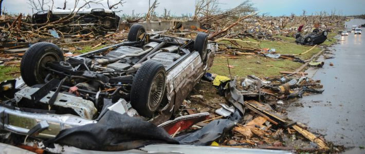 Schäden an Häusern und einem Auto nach einem Sturm