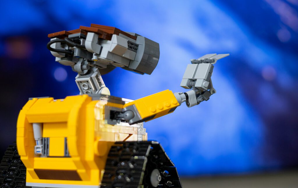Ein Roboter mit erhobenem Greifarm