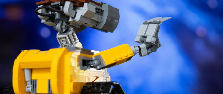 Ein Roboter mit erhobenem Greifarm