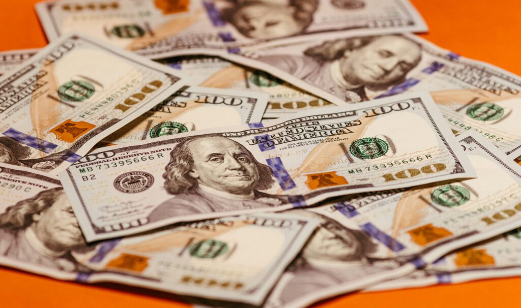 Dollar auf einer orangen Unterlage