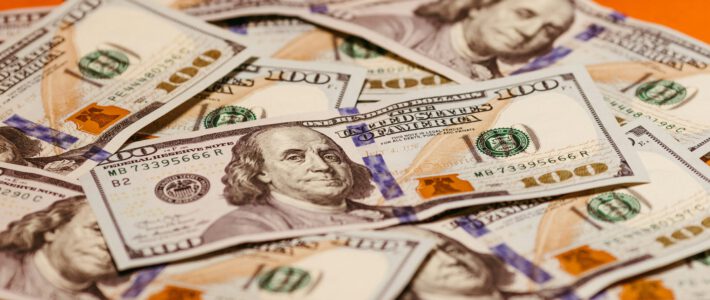 Dollar auf einer orangen Unterlage