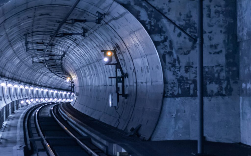 Ein Tunnel mit Licht und Schienen