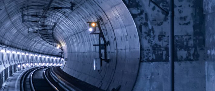 Ein Tunnel mit Licht und Schienen