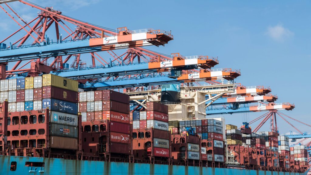 Ein Containerhafen mit Verladekranen