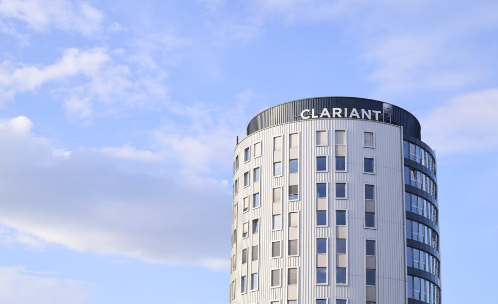 Logo von Clariant an einem Gebäude in Pratteln BL