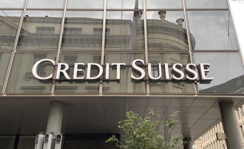 Logo der untergegangenen CS an einem Gebäude in Basel