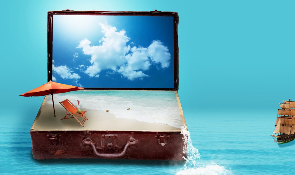 Ein Koffer mit Sand vom Strand und türkisfarbenem Meer