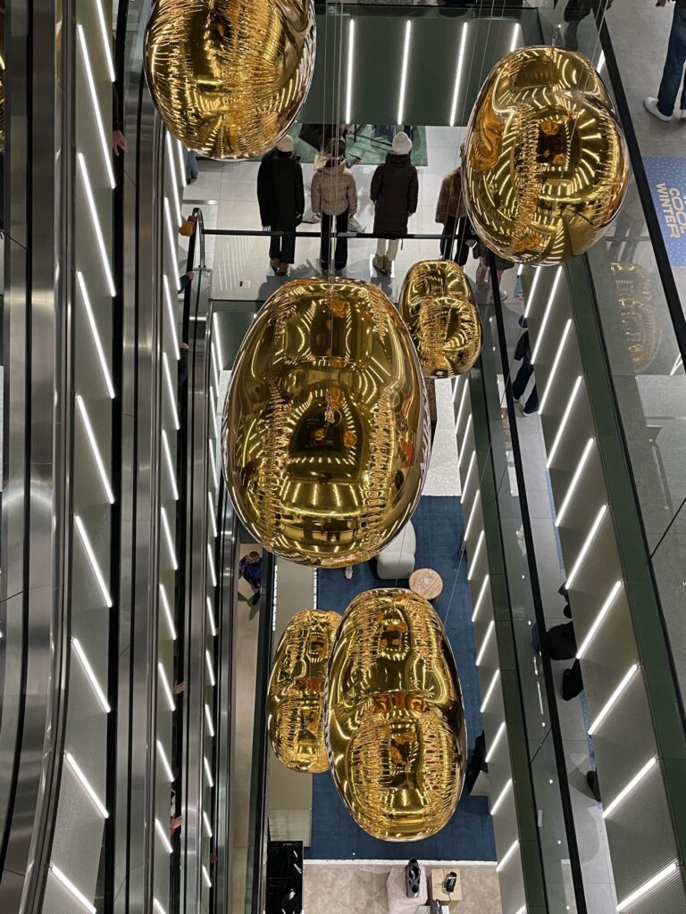 Luftiger Innenraum im Globus Basel