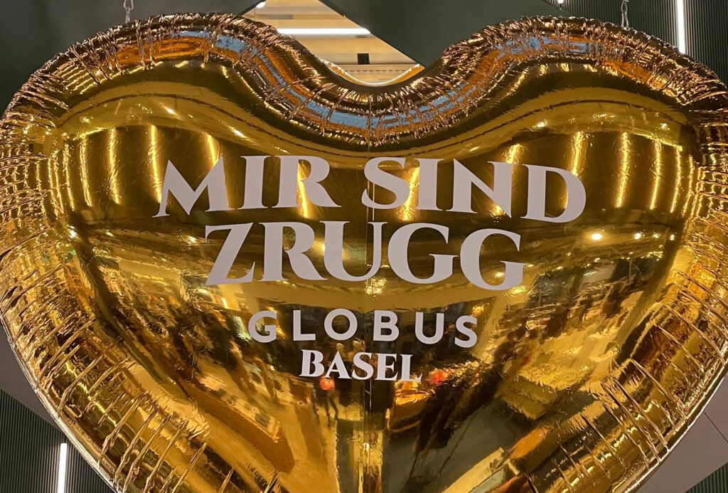 Ein Herz von Globus zur Eröffnung des Warenhauses in Basel