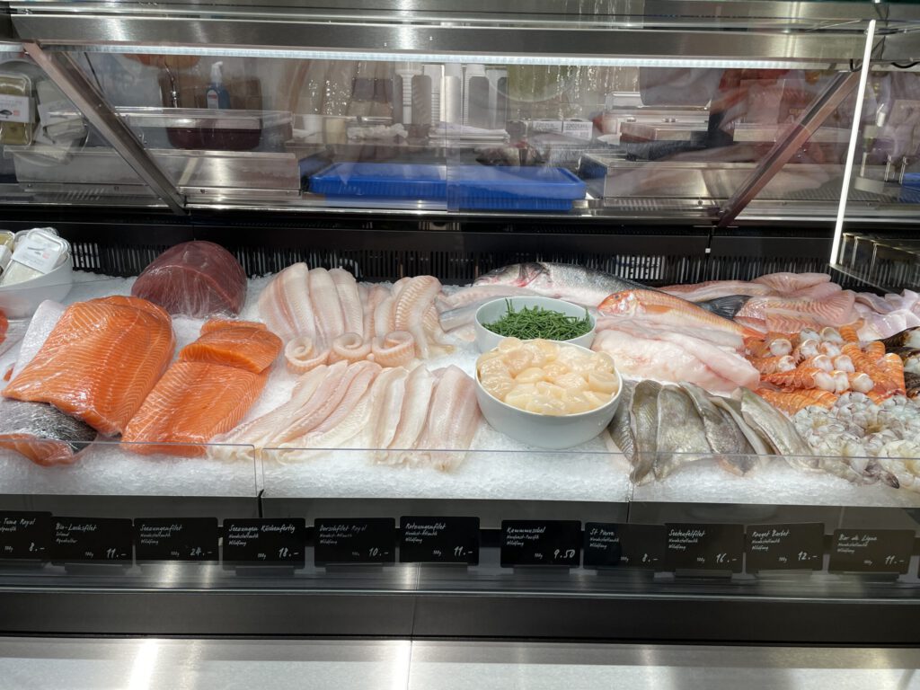 Grosse Fischauswahl im Globus Basel