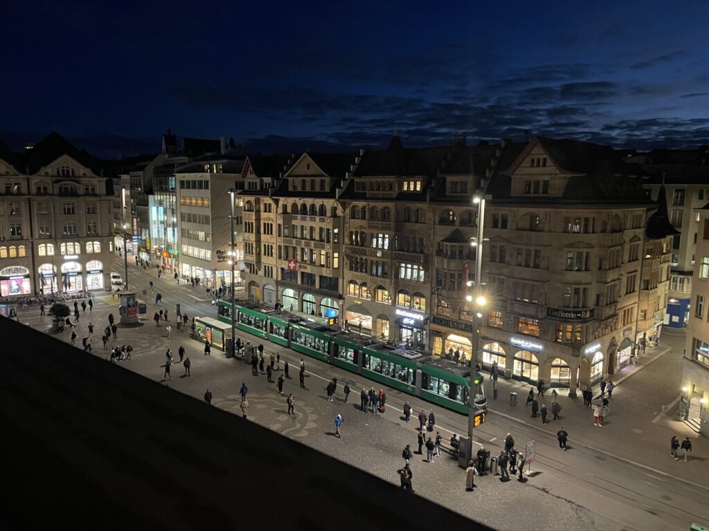 Ausblick von der Dachterrasse des Globus Basel