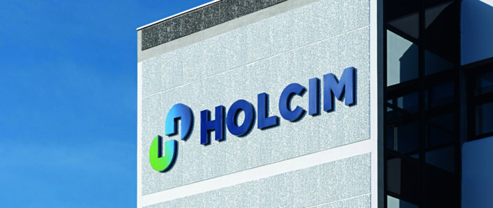 Logo von Holcim an einem Gebäude