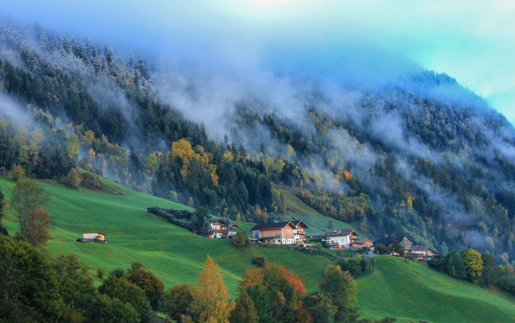 Häuser an einem Berghang mit Nebel