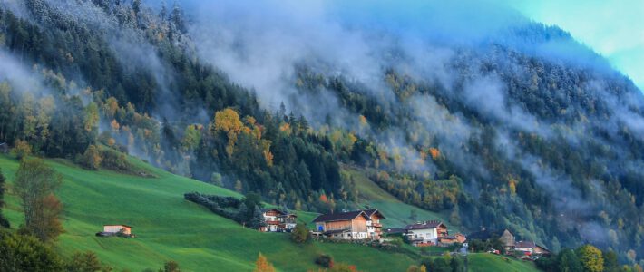 Häuser an einem Berghang mit Nebel