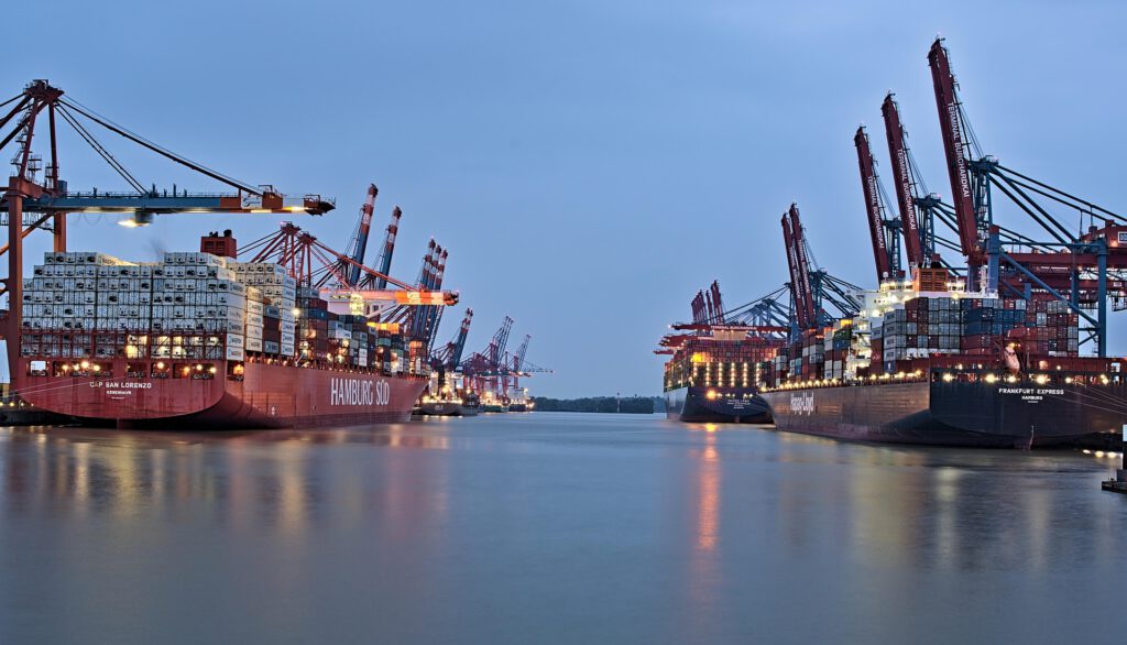 Schiffe in einem Hafen mit Containern