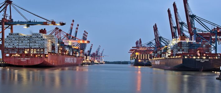Schiffe in einem Hafen mit Containern