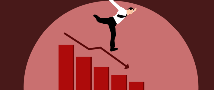 Ein Anleger auf einem sinkenden Kurschart