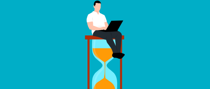 Ein Mann mit einem Computer auf einer Sanduhr