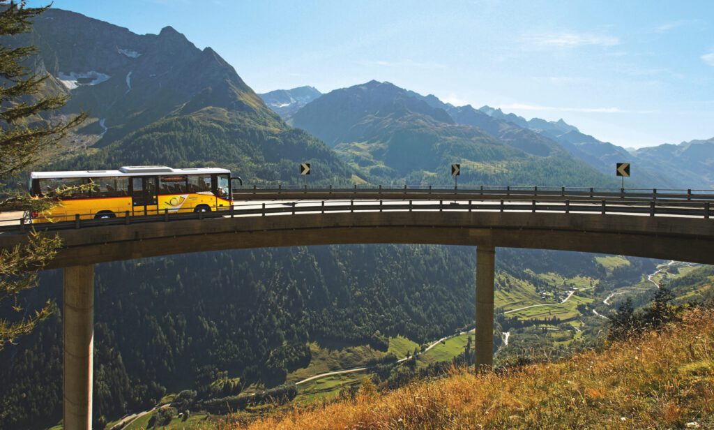 Ein Postauto auf einer Brücke
