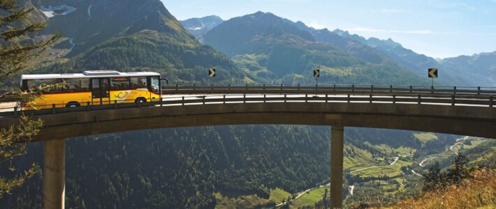 Ein Postauto auf einer Brücke