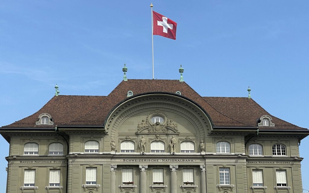 SNB-Gebäude in Bern mit Schweizer Flagge
