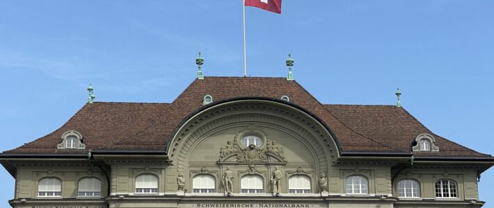 Starker Franken kostet Nationalbank über 46 Milliarden SNB-Gebäude in Bern mit Schweizer Flagge