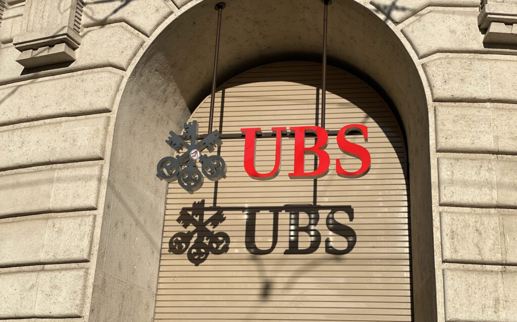 Logo der UBS im Sonnenschatten an der Filiale in Basel